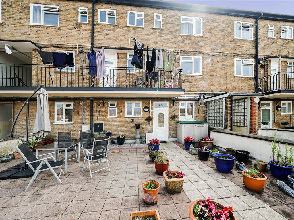 3 bed flat for sale in Manford Way, Chigwell IG7, £300,000