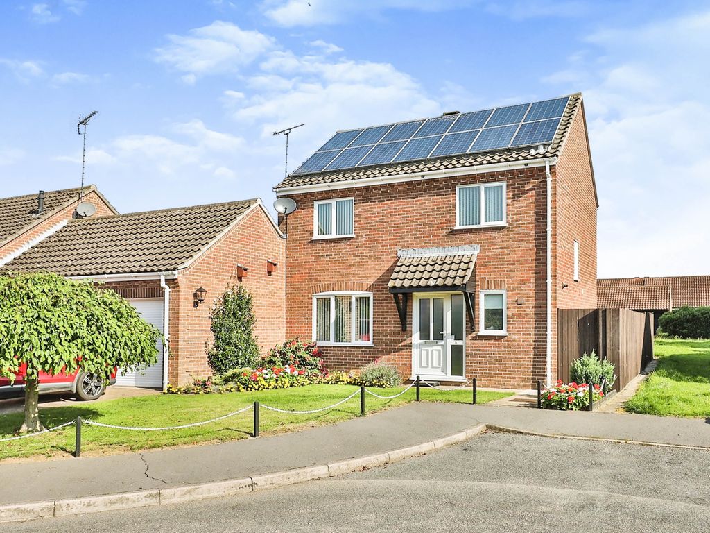 3 bed detached house for sale in Rockland Close, Swaffham PE37, £310,000