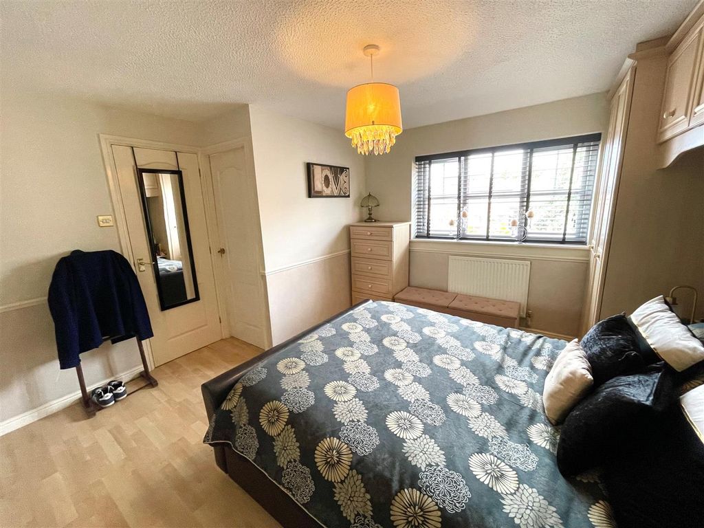 4 bed detached house for sale in Marlowe Close, Ettiley Heath, Sandbach CW11, £325,000