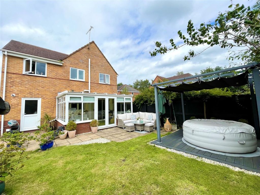 4 bed detached house for sale in Marlowe Close, Ettiley Heath, Sandbach CW11, £325,000