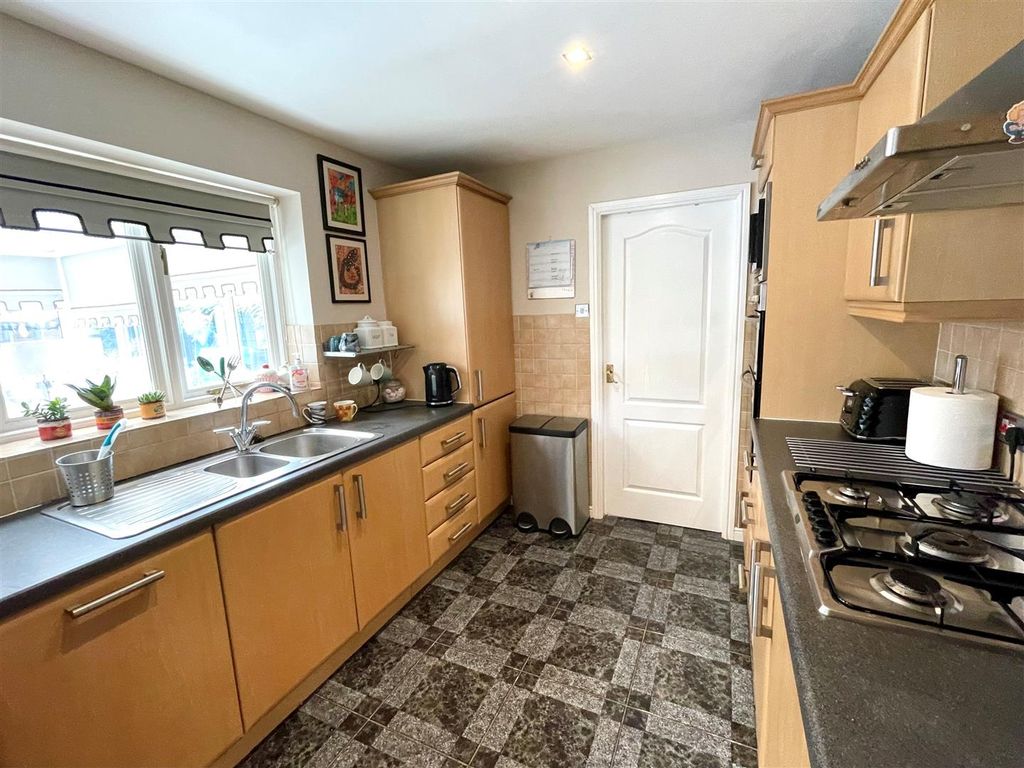 4 bed detached house for sale in Marlowe Close, Ettiley Heath, Sandbach CW11, £325,000