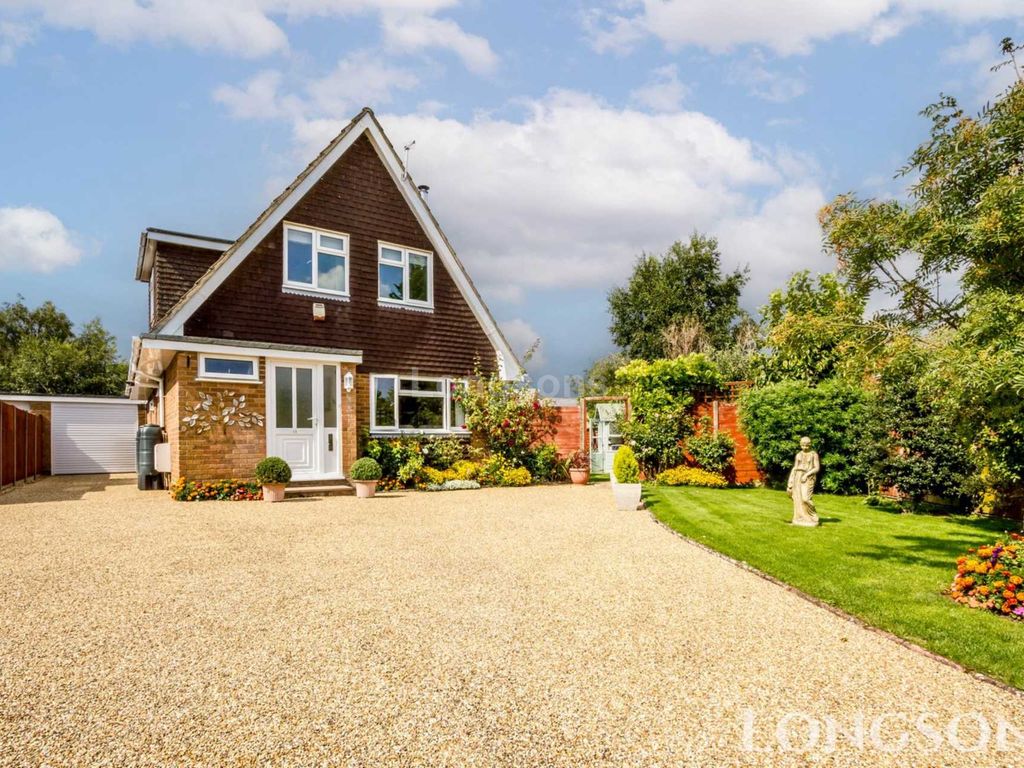 3 bed detached house for sale in Vicarage Walk, Watton IP25, £325,000