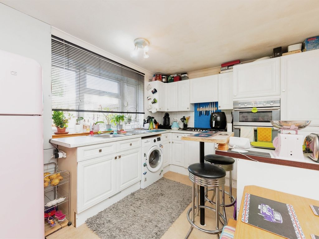 3 bed terraced house for sale in Whiteway, Letchworth Garden City SG6, £325,000