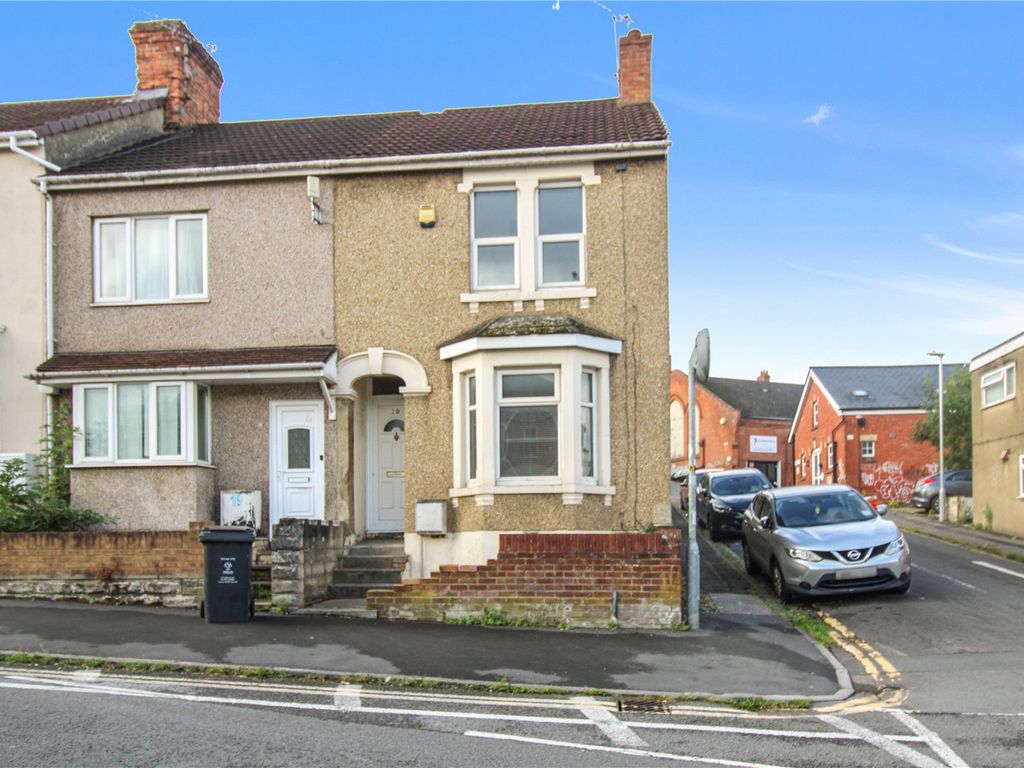 2 bed end terrace house for sale in Crombey Street, Town Centre, Swindon SN1, £180,000