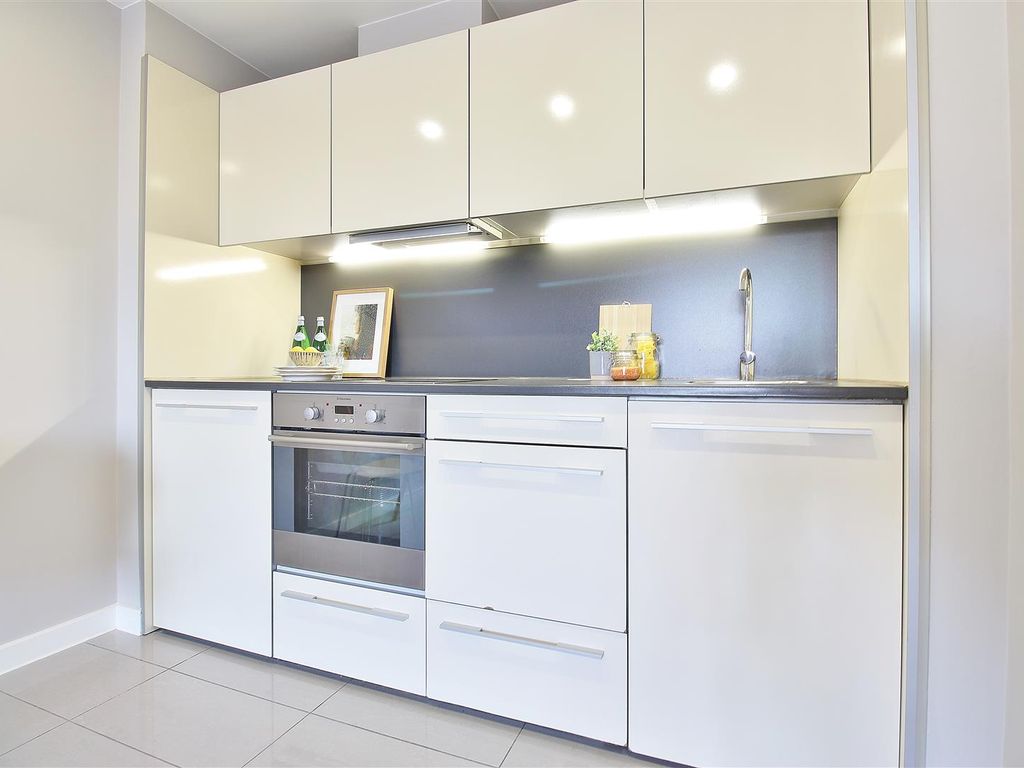 1 bed flat for sale in Gisbey House, Union Lane, Isleworth TW7, £265,000