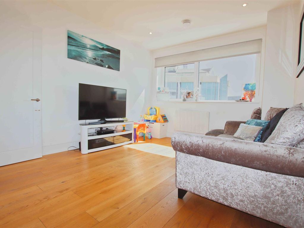 1 bed flat for sale in Elstree House, Elstree Way, Borehamwood WD6, £270,000