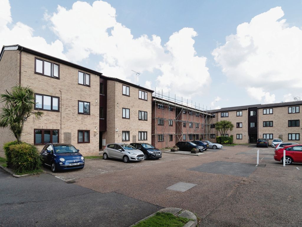 2 bed flat for sale in High Road, Basildon SS16, £165,000