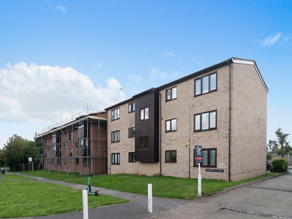 2 bed flat for sale in High Road, Basildon SS16, £165,000
