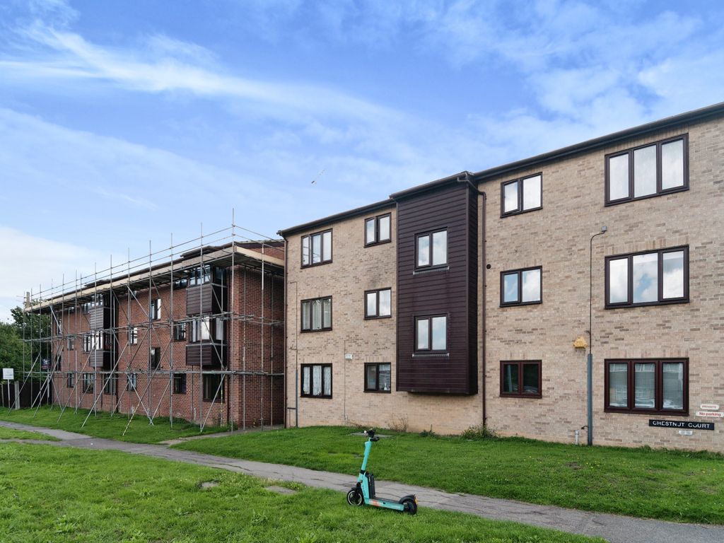 2 bed flat for sale in High Road, Basildon SS16, £165,000