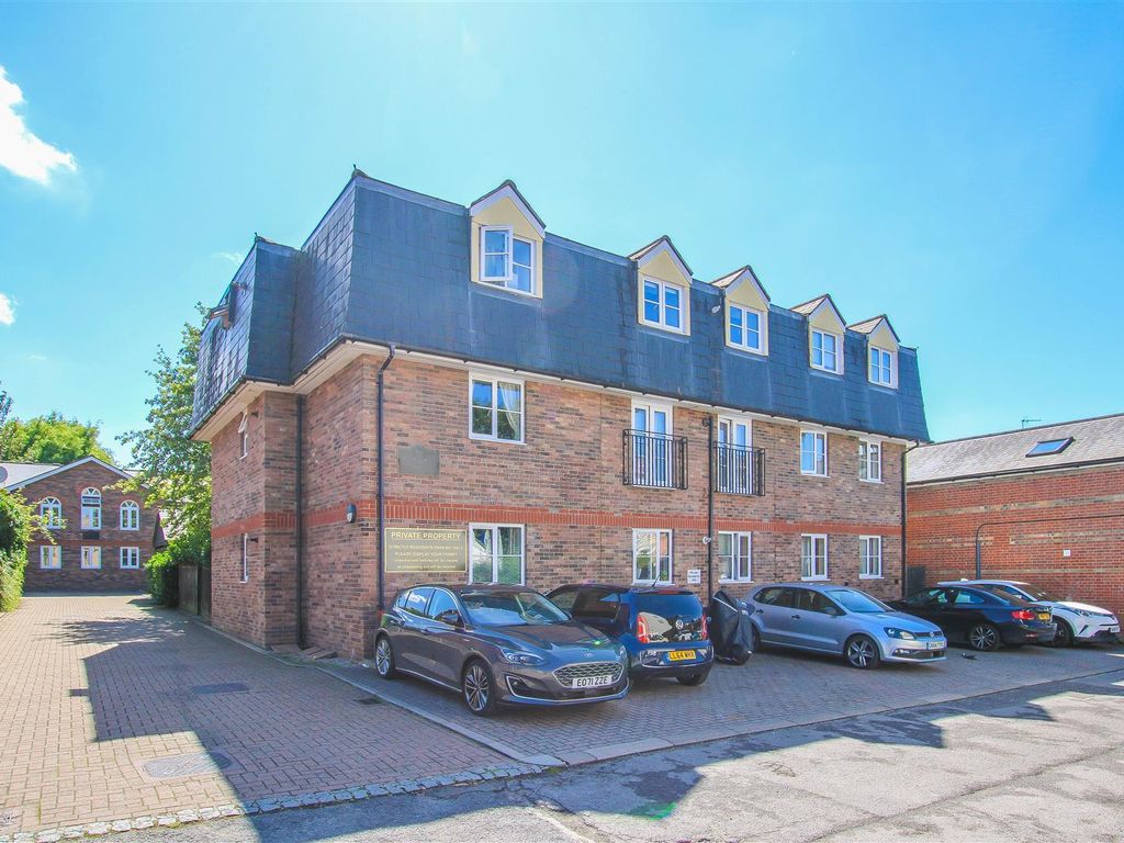1 bed flat for sale in Gresham Close, Brentwood CM14, £240,000