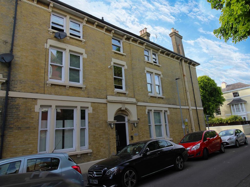 2 bed flat for sale in Elphinstone Road, Southsea PO5, £220,000