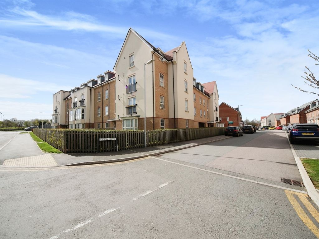 2 bed flat for sale in Design Drive, Dunstable LU6, £82,000