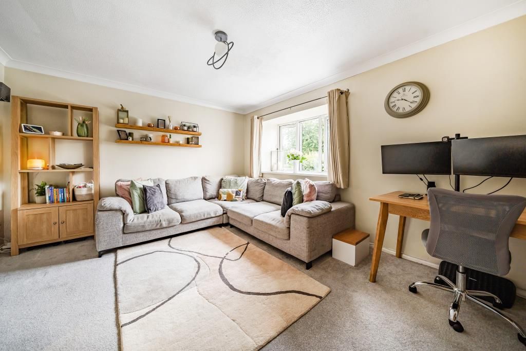 2 bed flat for sale in Stone, Buckinghamshire HP17, £200,000