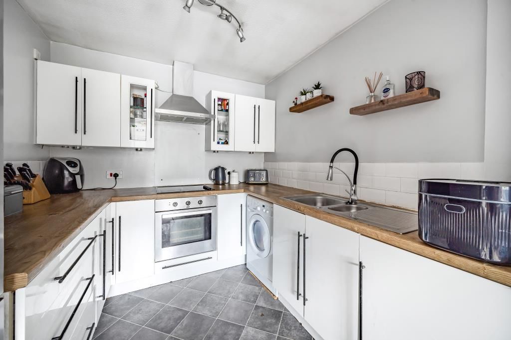 2 bed flat for sale in Stone, Buckinghamshire HP17, £200,000