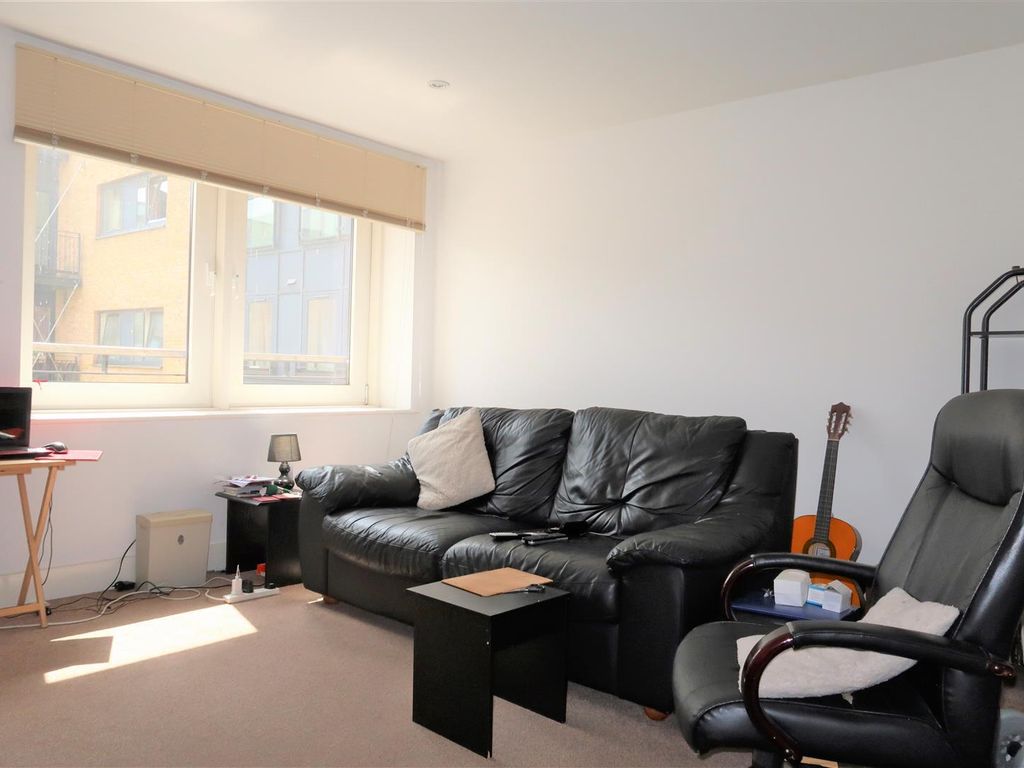 1 bed flat for sale in Ferry Court, Cardiff CF11, £105,000
