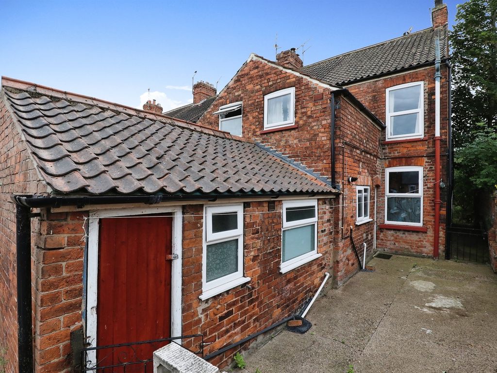 2 bed end terrace house for sale in Hind Street, Retford DN22, £100,000