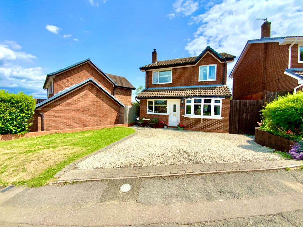 3 bed detached house for sale in Ashway, Braunston NN11, £300,000