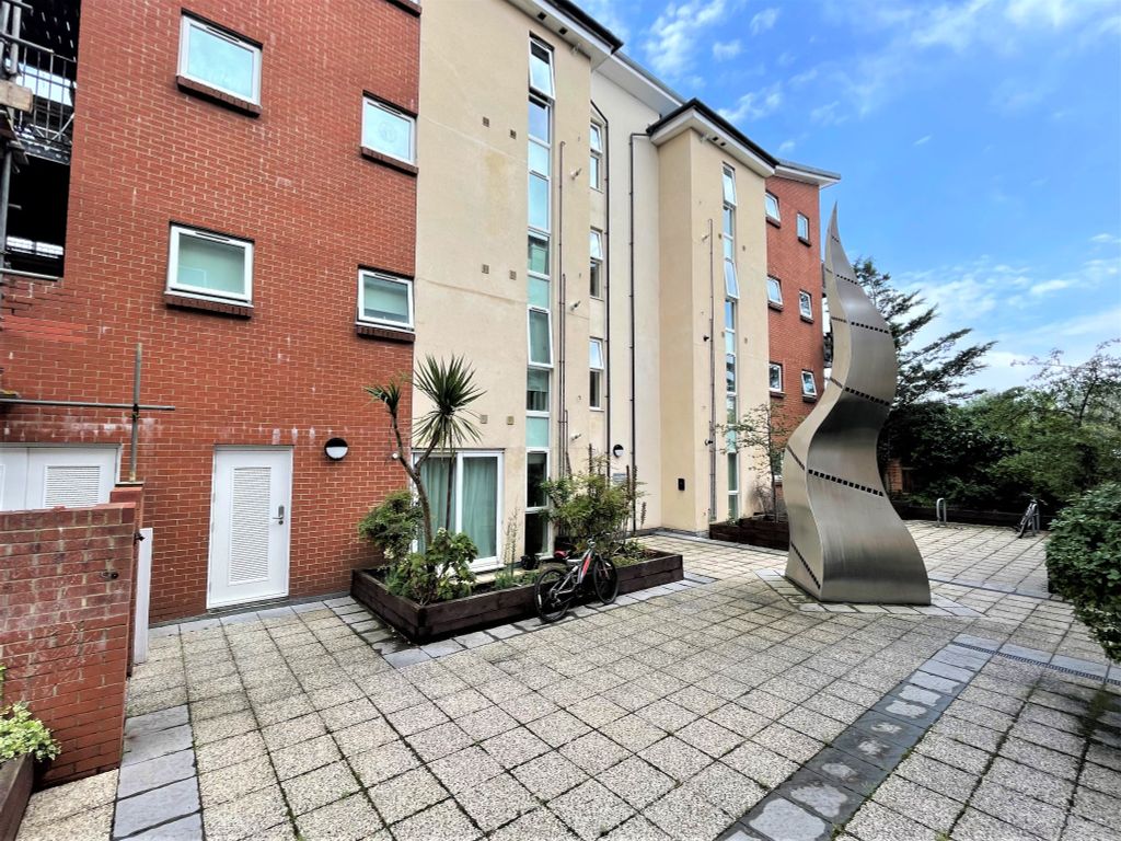 1 bed flat for sale in Portswood Road, Southampton SO17, £160,000