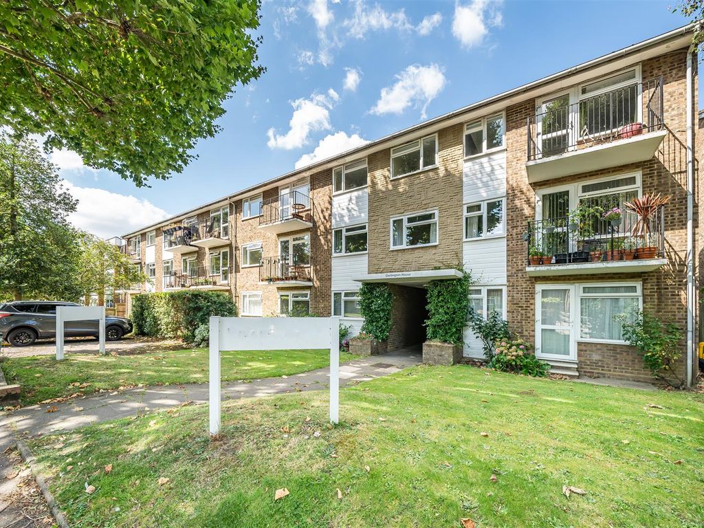 1 bed flat for sale in Lovelace Gardens, Surbiton KT6, £315,000