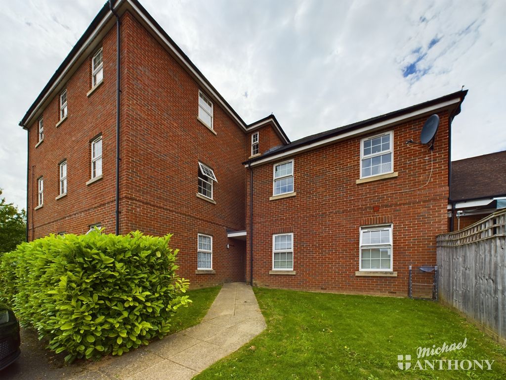 1 bed flat for sale in Clivedon Way, Aylesbury HP19, £175,000