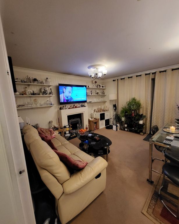 2 bed flat for sale in Blackthorn Rd, Ilford IG1, £325,000