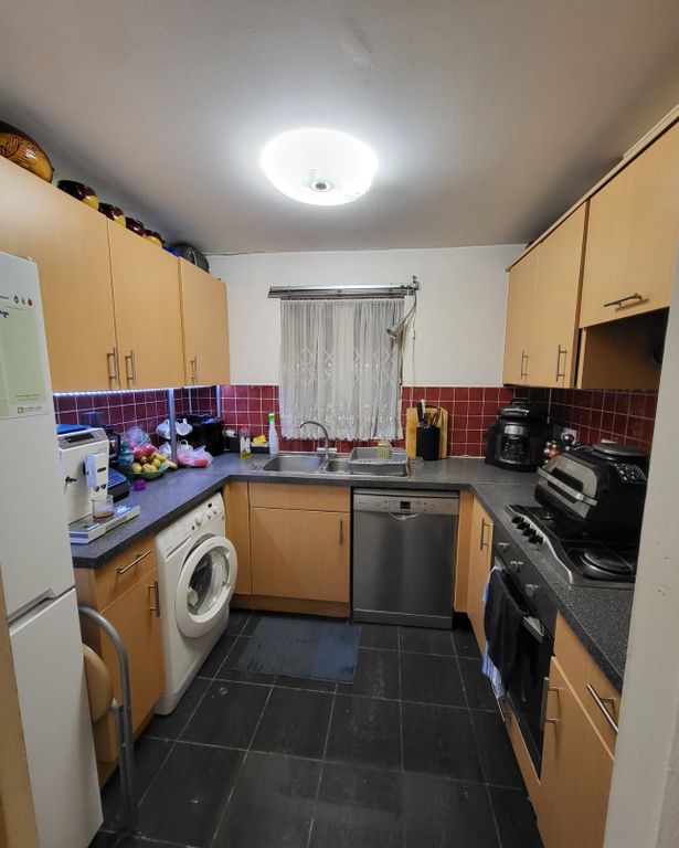 2 bed flat for sale in Blackthorn Rd, Ilford IG1, £325,000