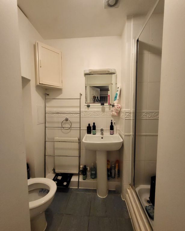 2 bed flat for sale in Blackthorn Rd, Ilford IG1, £325,000