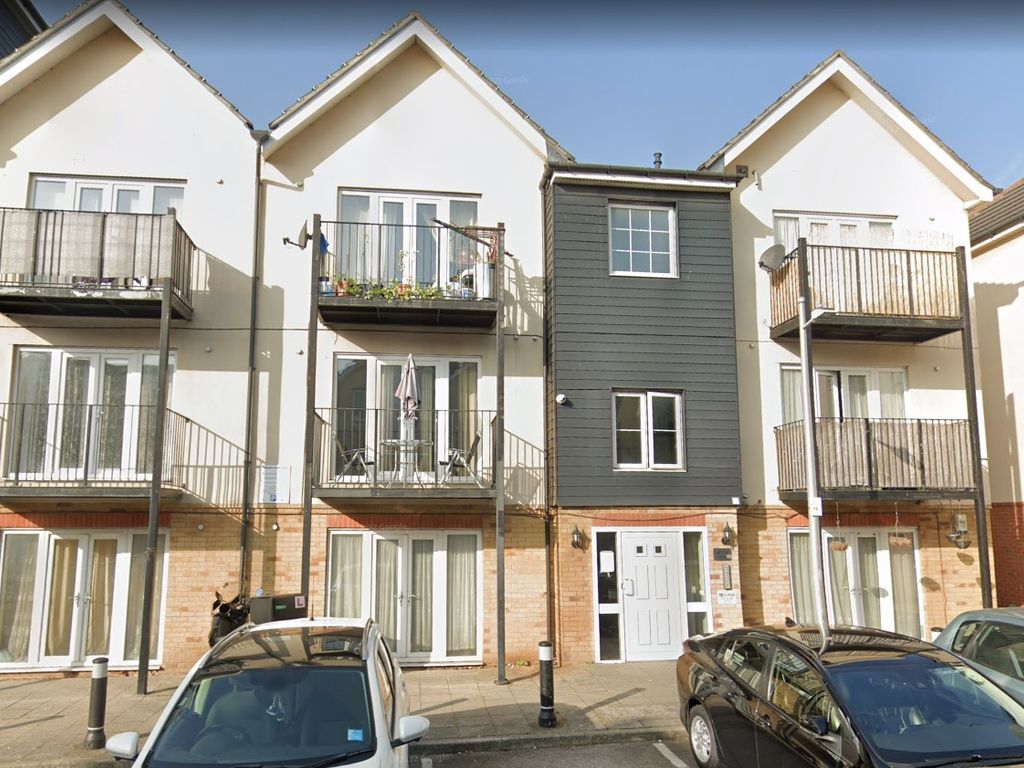 2 bed flat for sale in Blackthorn Rd, Ilford IG1, £325,000