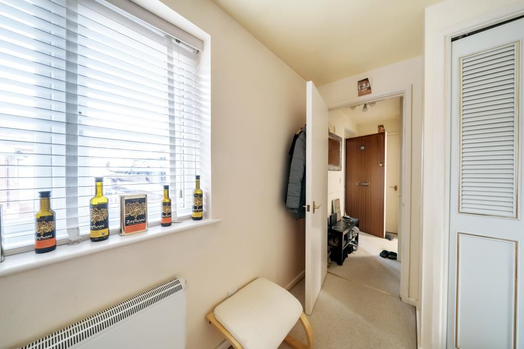 1 bed flat for sale in Windsor, Berkshire SL4, £210,000