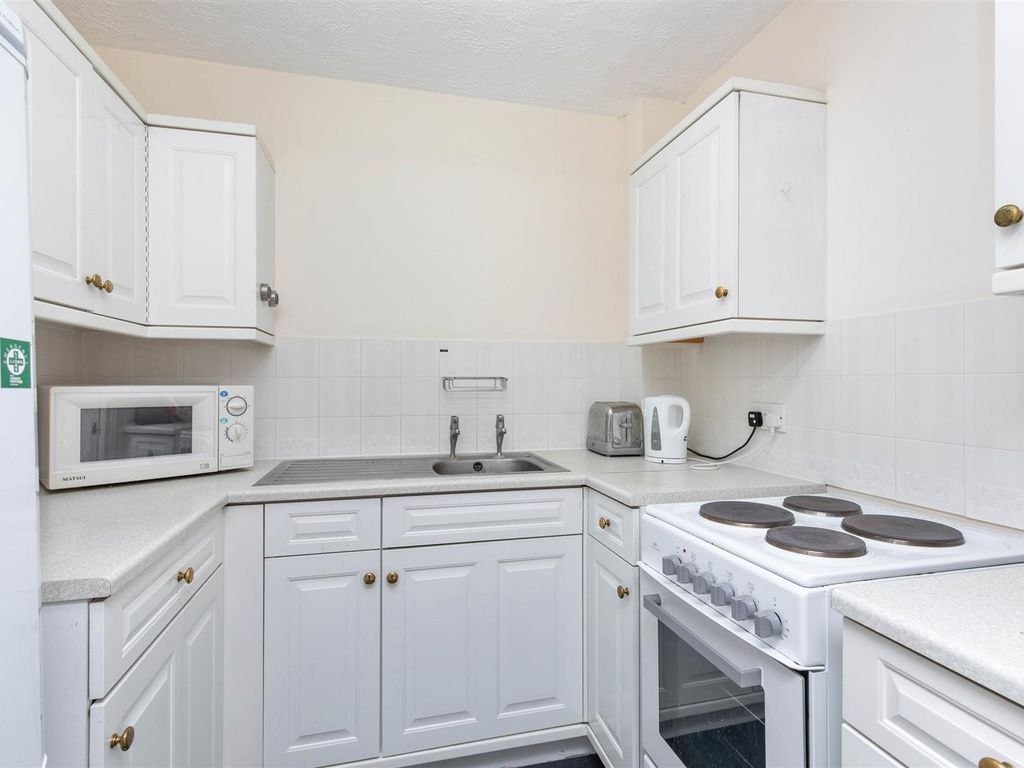 1 bed flat for sale in Cliffe High Street, Lewes BN7, £109,950