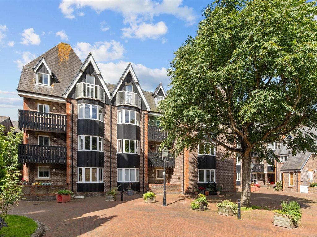 1 bed flat for sale in Cliffe High Street, Lewes BN7, £109,950