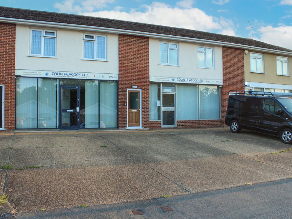2 bed flat for sale in Beauchamps Drive, Wickford SS11, £210,000