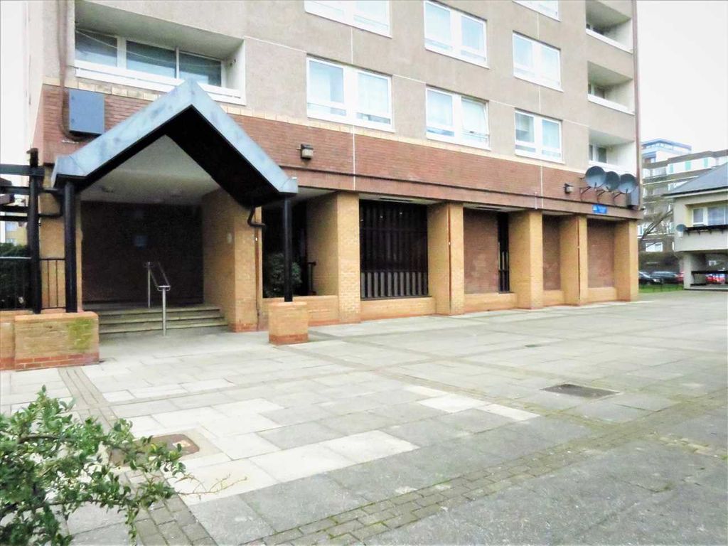 1 bed flat for sale in Topmast Point, The Quarterdeck, London E14, £245,000