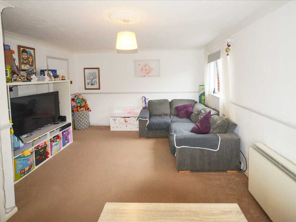 2 bed flat for sale in Balcombe Road, Peacehaven, Peacehaven BN10, £199,950