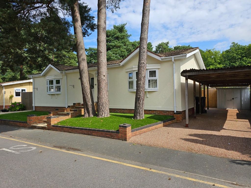 2 bed mobile/park home for sale in Nine Mile Ride, Finchampstead, Wokingham RG40, £220,000