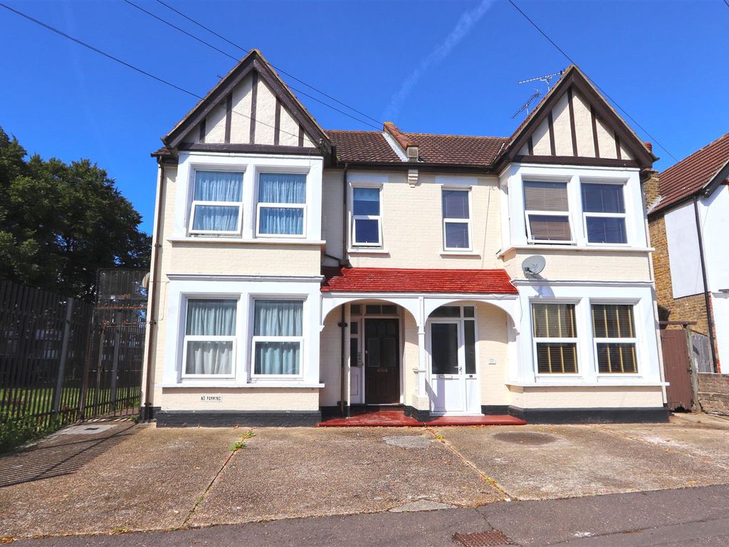 2 bed flat for sale in Christchurch Road, Southend-On-Sea SS2, £205,000