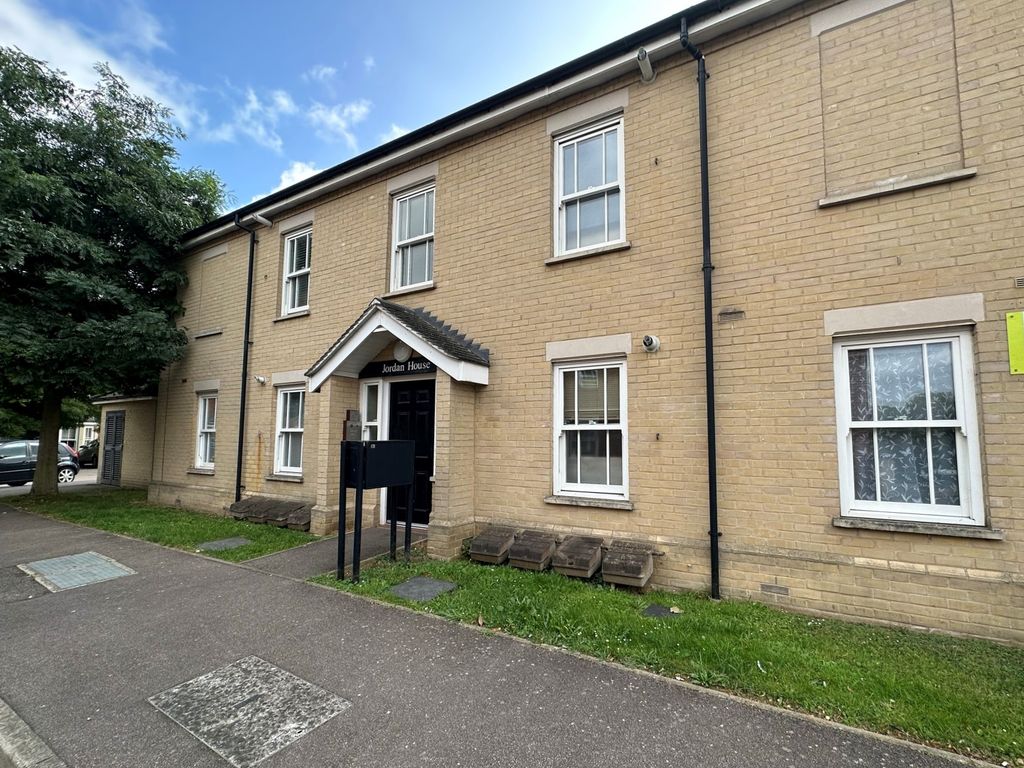 1 bed flat for sale in Barn Field Close, Biggleswade SG18, £199,950