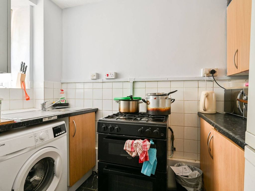 2 bed flat for sale in Green Hundred Road, Peckham, London SE15, £300,000