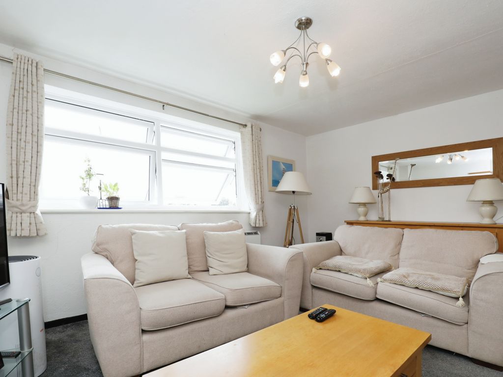 2 bed flat for sale in Clopton Road, Stratford-Upon-Avon CV37, £185,000