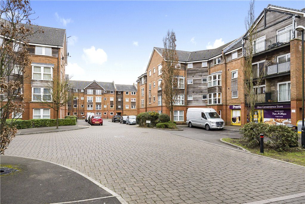2 bed flat for sale in Chain Court, Swindon, Wiltshire SN1, £72,500