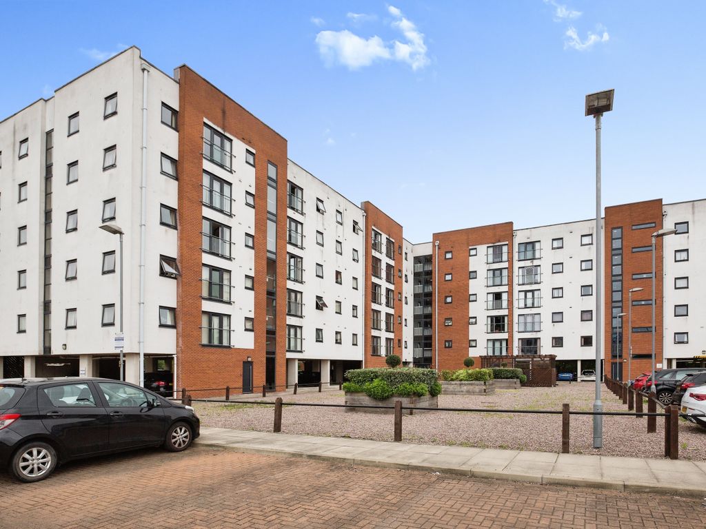 2 bed flat for sale in Pilgrims Way, Salford, Greater Manchester M50, £130,000