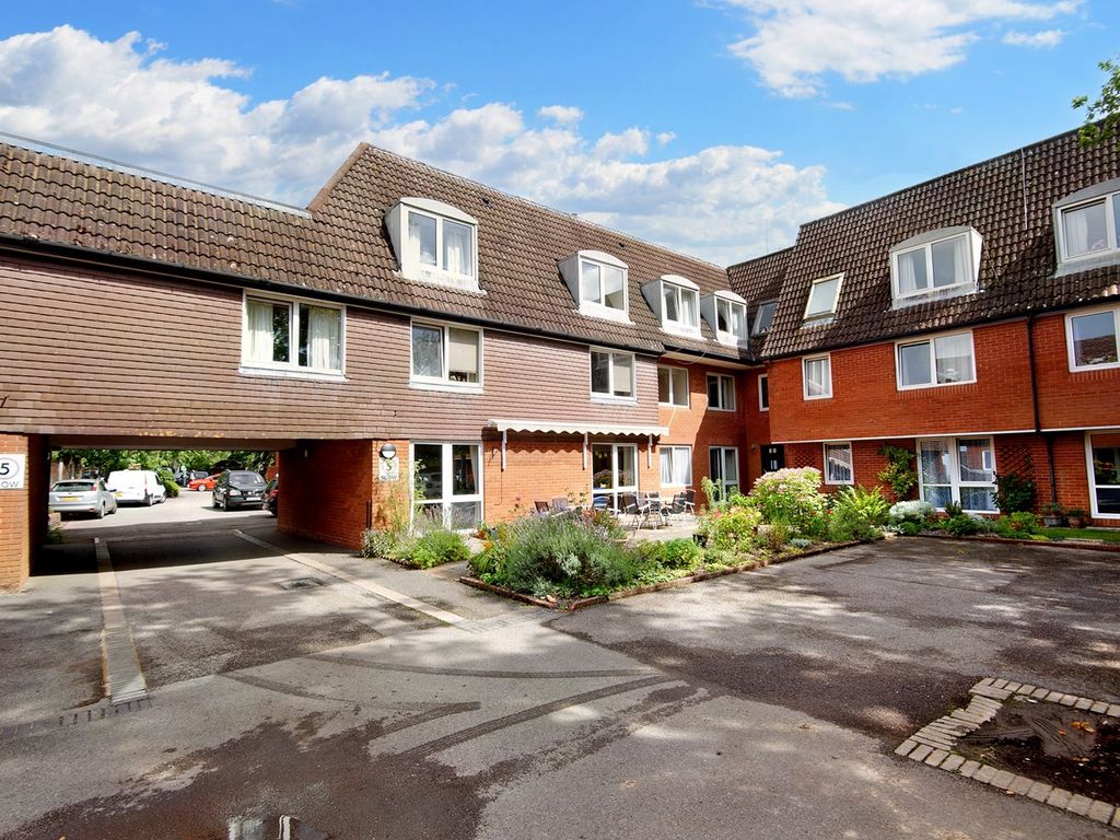 1 bed property for sale in Wey Hill, Haslemere GU27, £100,000