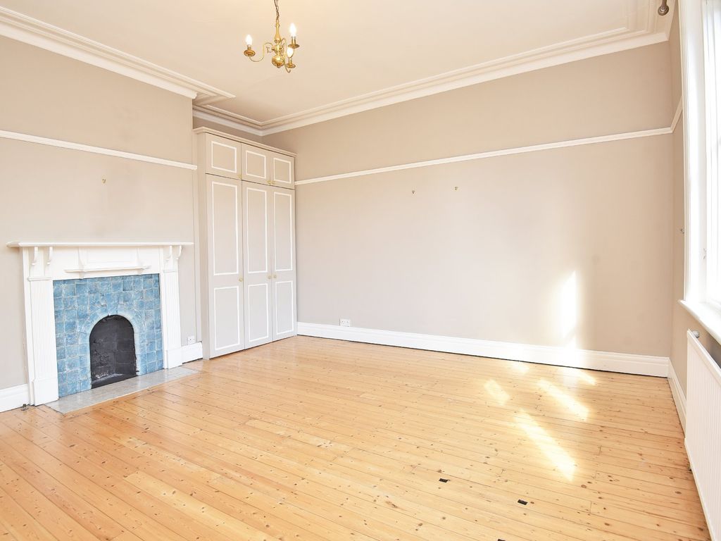 2 bed flat for sale in Springfield Avenue, Harrogate HG1, £250,000