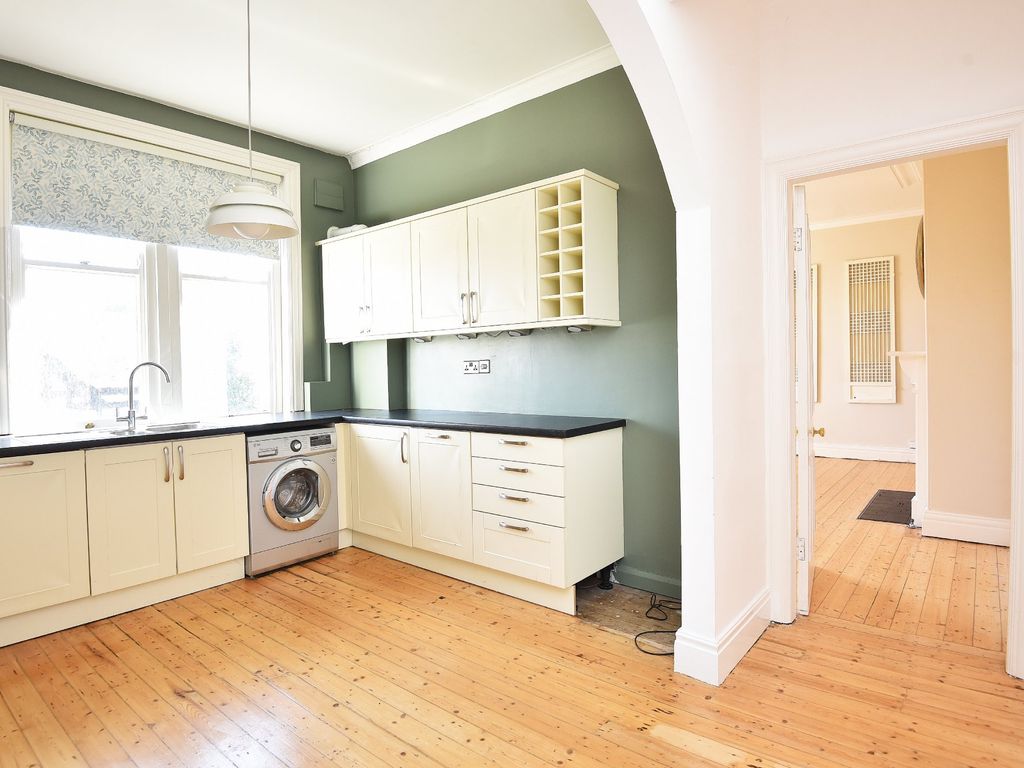 2 bed flat for sale in Springfield Avenue, Harrogate HG1, £250,000