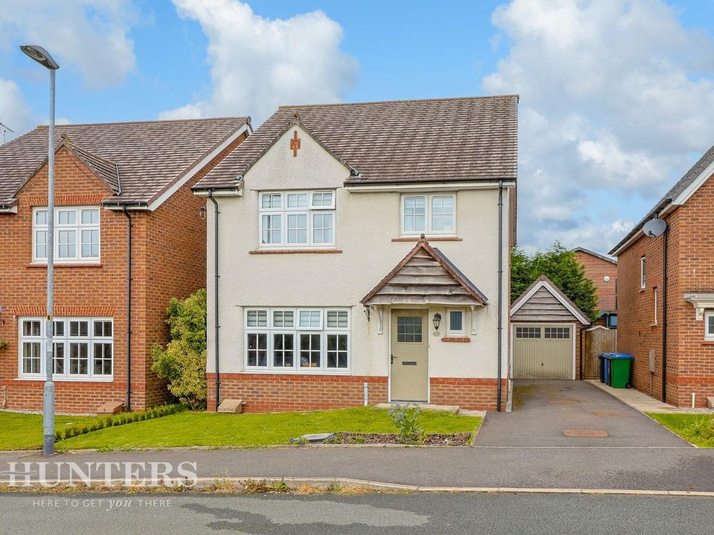 4 bed detached house for sale in Bateman Avenue, Wardle OL12, £318,500