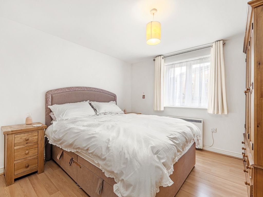 2 bed flat for sale in Stanley Close, London, Greater London SE9, £289,000