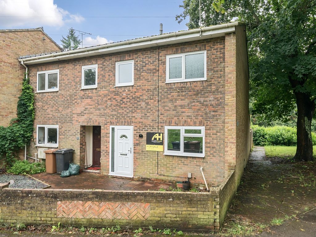 3 bed end terrace house for sale in Camelot Close, Andover SP10, £235,000
