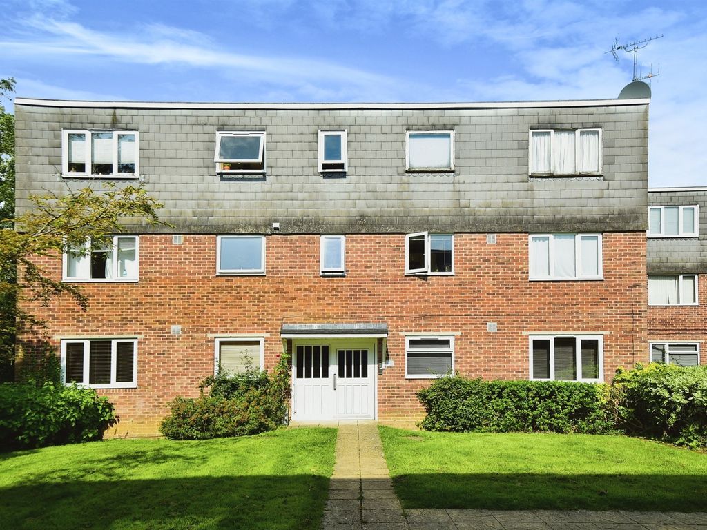 2 bed flat for sale in Charminster Close, Swindon SN3, £140,000