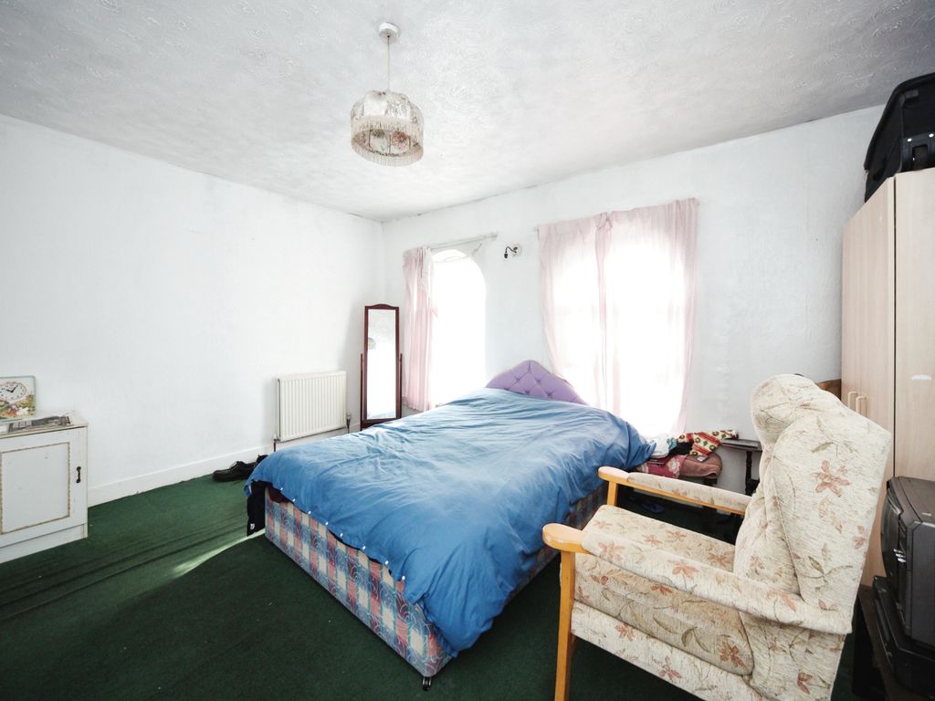 4 bed terraced house for sale in Inkerman Street, Luton, Bedfordshire LU1, £270,000