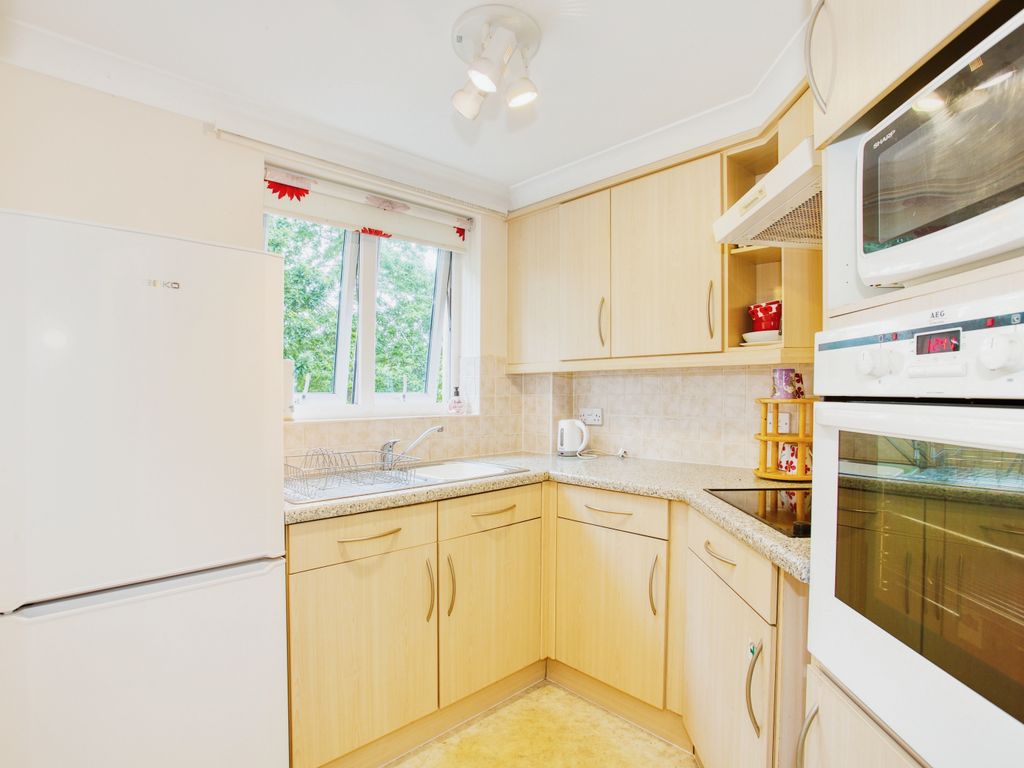 2 bed flat for sale in Yeovil, Somerset BA21, £120,000